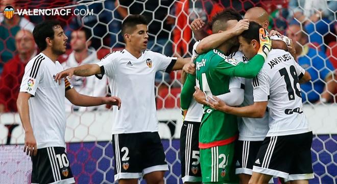 Los jugadores se abrazan a Jaume al finalizar el partido. (Foto: Lázaro de la Peña / Valencia CF)