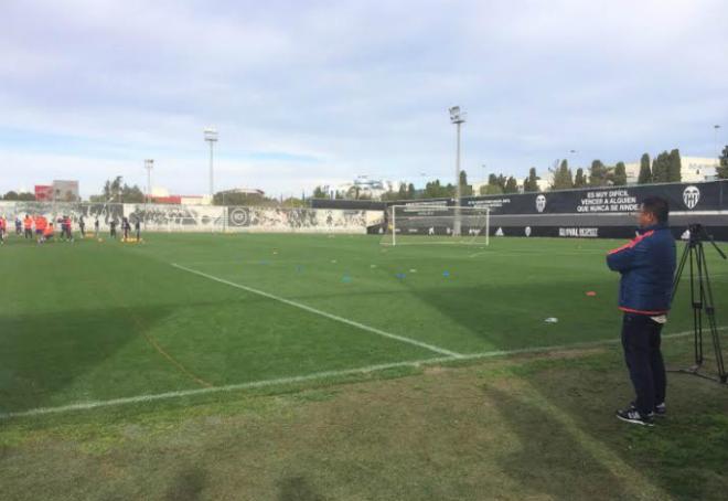 Kim Koh presencia el entrenamiento del Valencia.