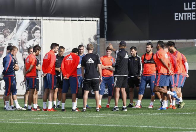 El técnico se reunió con sus futbolistas antes de viajar a Sevilla.