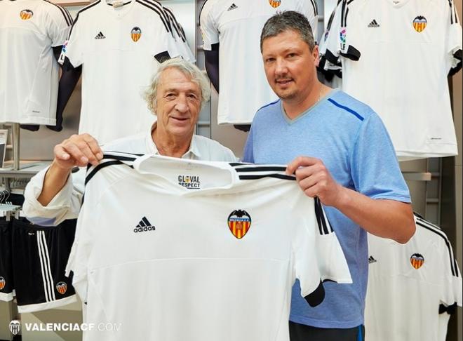 Lubo Penev posa con Juan Cruz Sol (Foto: Valencia CF).