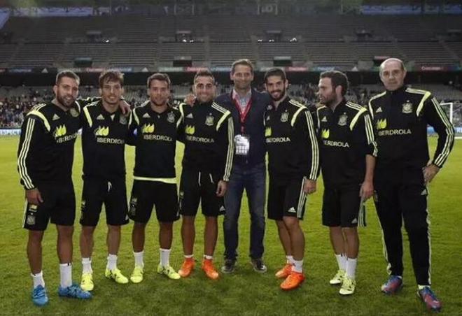 Alcácer posa junto a los cinco ex valencianistas de la Roja.