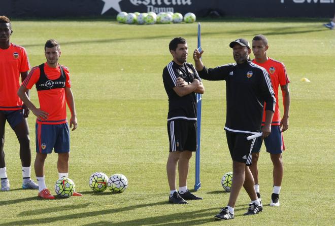 Nuno da indicaciones a sus futbolistas. (Foto: D. Glez).