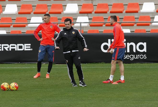 Neville, técnico asistente del Valencia CF.