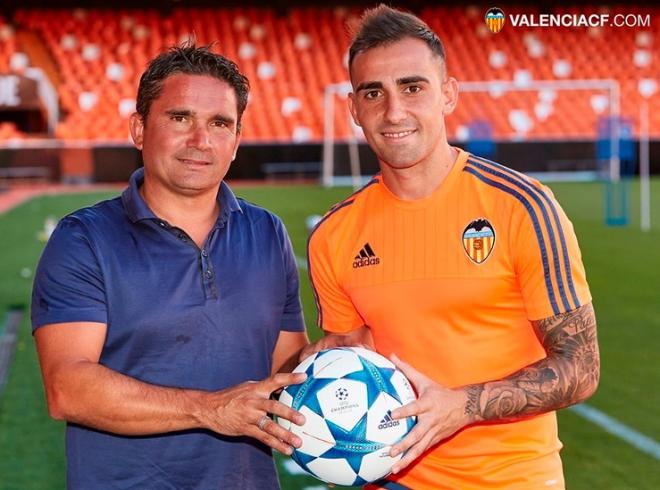 Sánchez y Alcácer posan con el balón de la Champions. (Foto: I. Arlandis / VCF)