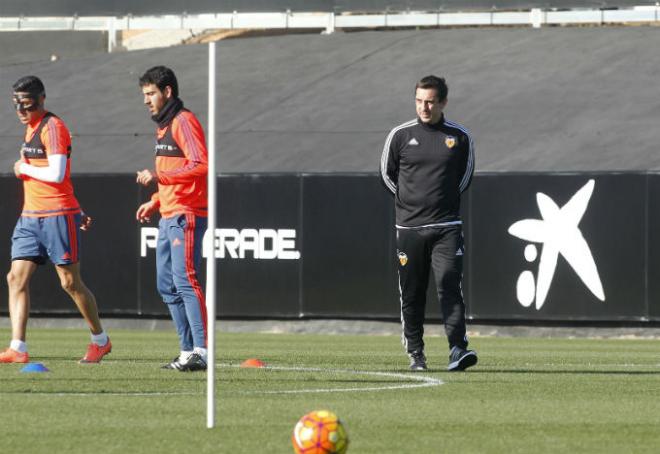 El técnico observa a sus jugadores durante el calentamiento (Foto: A. Iranzo)