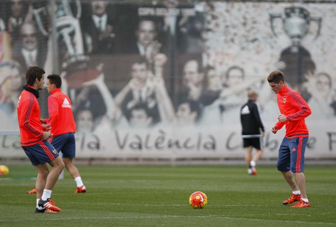 Pocos jugadores de la primera plantilla sobre el césped (David González)