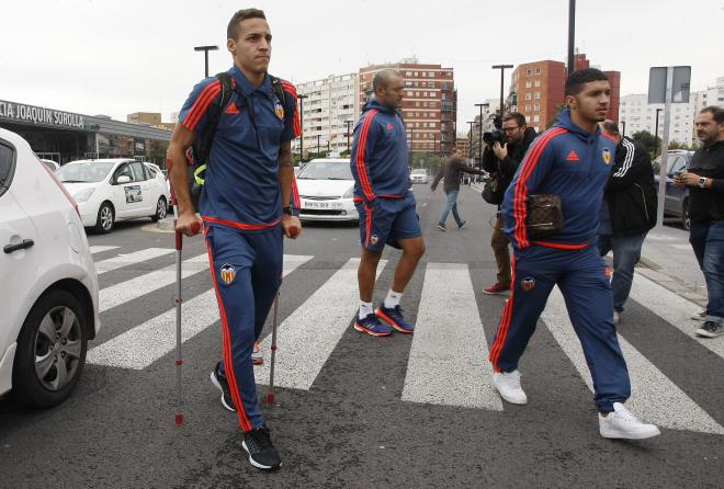 Rodrigo llegó a Valencia ayudándose de unas muletas para caminar (David González)