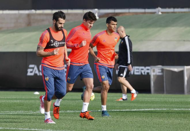 Negredo, Santi Mina y Danilo Barbosa, en el entrenamiento del Valencia CF (Alberto Iranzo)