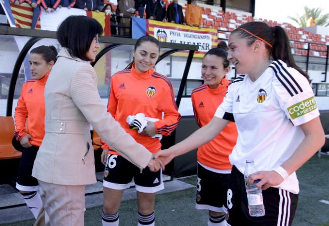 Layhoon Chan, presidenta del Valencia CF, con el Valencia Femenino