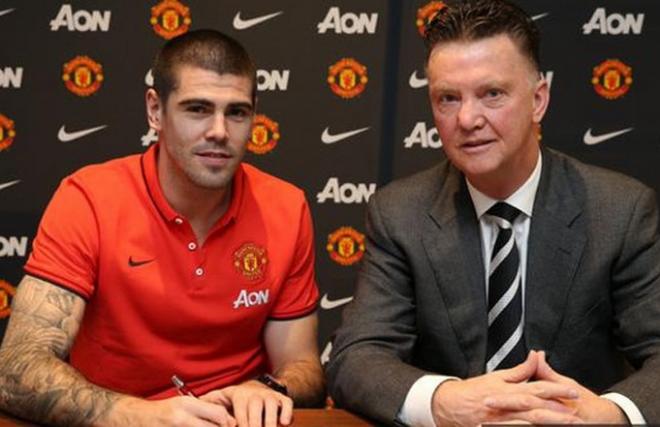 Valdés y Van Gaal, en su firma por el United.