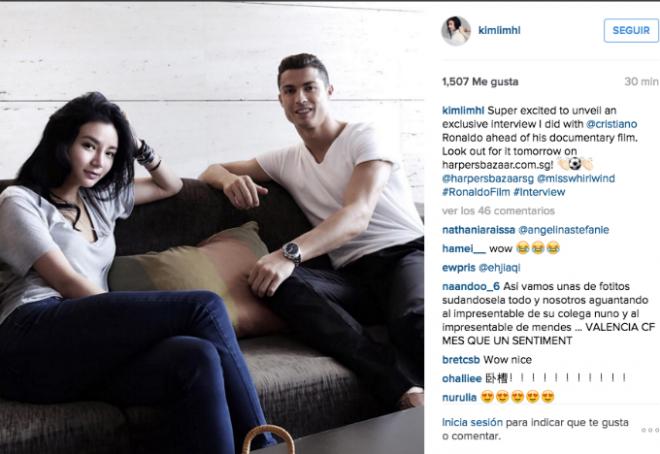 Kim Lim, junto a Cristiano Ronaldo, para promocionar la entrevista que le hizo.