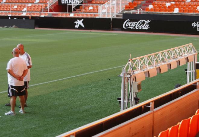 Los responsables del césped de Mestalla junto a los equipos de calor (Foto David González)