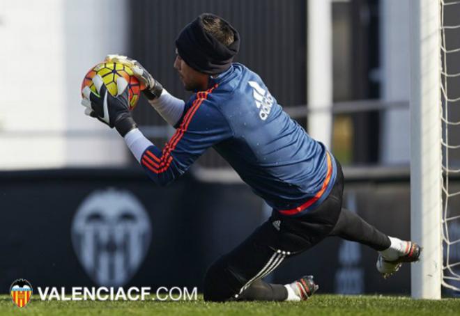 Diego Alves, otra vez bajo palos en un partido con el Juvenil.