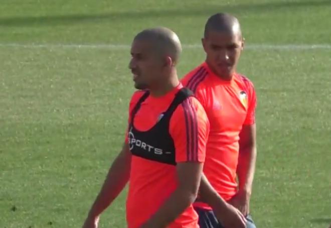 Bakkali, en un entrenamiento junto a Feghouli.