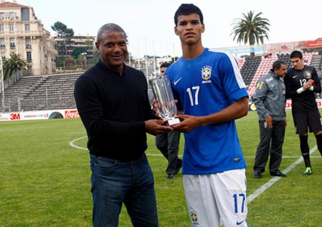 Mazinho le entrega un premio a Barbosa, que ahora recoge su testigo en el Valencia.