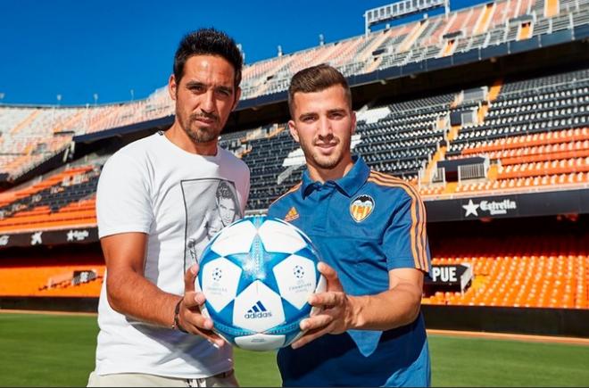 Gayà y Vicente posan con el balón de la Champions en Mestalla. (Foto: L. Peña / VCF)