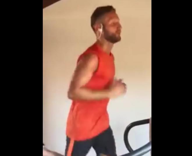 Mustafi se está machando estos días.