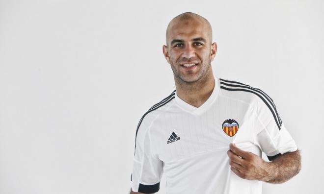 Aymen Abdennour firma cinco años por el Valencia CF.