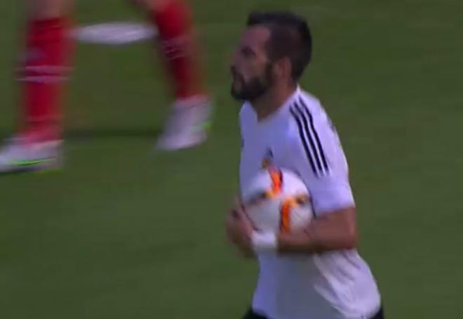 Negredo lleva el balón al círculo central tras marcar el 3-2 del Valencia CF ante el Colonia