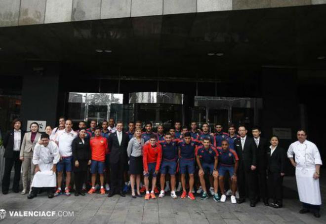 La plantilla se fotografía con el personal del hotel antes de irse de China. (Foto: Valencia CF / Lázaro de la Peña)