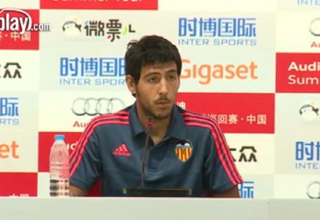 Dani Parejo durante la rueda de prensa que ha dado el Valencia CF en Beijing.