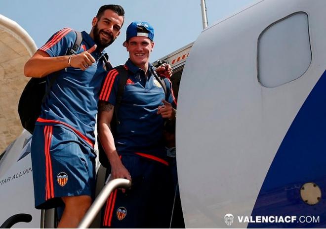 Negredo y De Paul saludan al subir al avión que les llevaba a Austria. (Foto: L. de la Peña / VCF)