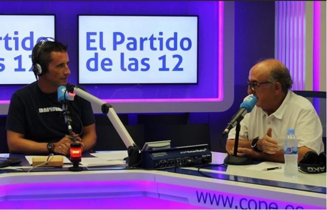 Jaime Roures habla con Joseba Larrañaga.