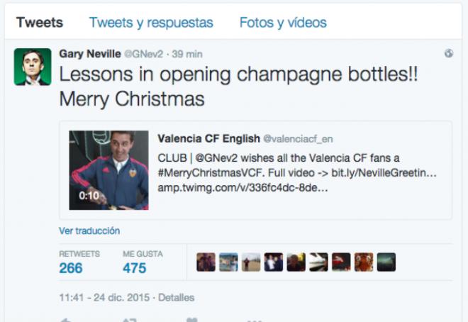 El técnico bromea con su poca destreza para descorchar una botella.