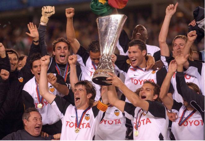 Albelda y Baraja levantan la tercera Copa de la UEFA de la historia ché.