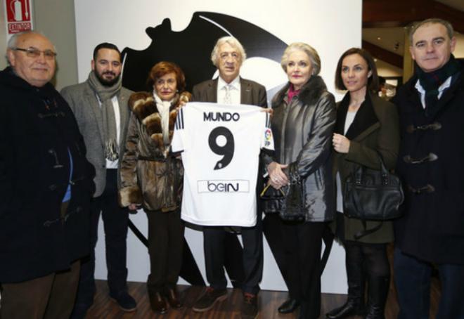 Homenaje a Mundo en el palco de Mestalla con su familia.