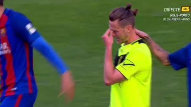 El jugador del Mestalla, Mikey Fernández, cedido en el Eldense, llora tras el 12-0.