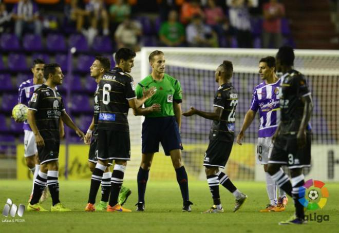 Alberola Rojas, en el Valladolid-Alcorcón de la pasada temporada en que expulsó a Chema Rodríguez (Fuente: LaLiga)