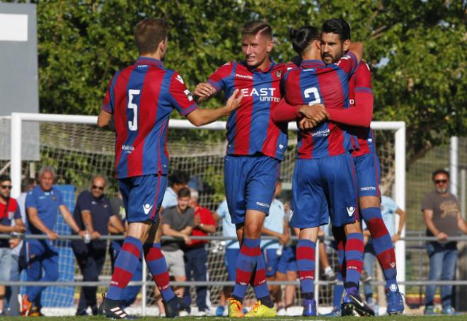 Los jugadores del Atlético Levante UD celebran uno de sus goles en el 4-1 contra el Badalona (Foto: Levante UD).