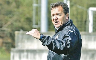 Carlos Granero abandona el banquillo del Atlético Levante UD.