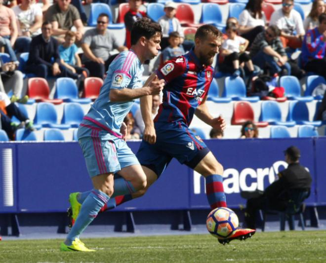 Saveljich, durante el partido entre el Levante UD y el Mirandés en el Ciutat de València (Jorge Ramírez).