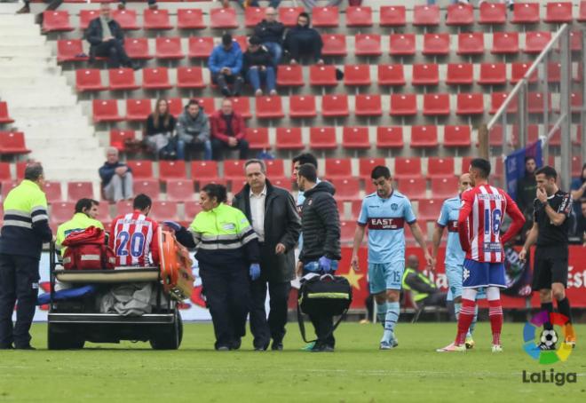 El colegiado De la Fuente Ramos observa cómo las asistencias se llevan a Sebas Coris del terreno de juego (Fuente: LaLiga)