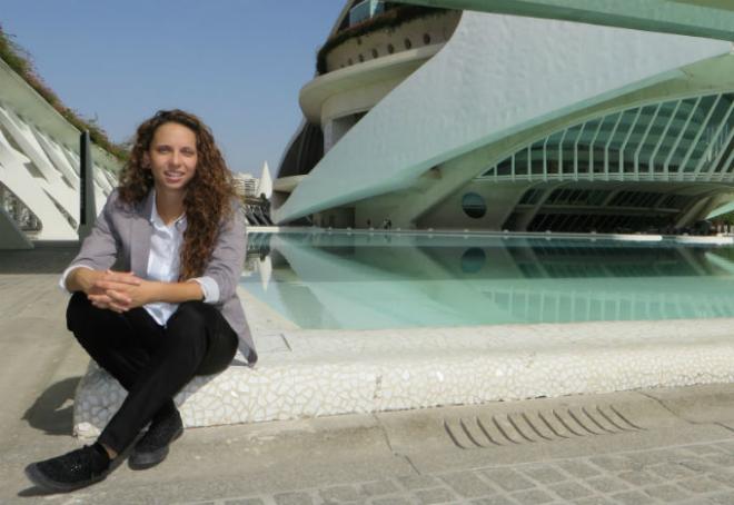 Pilar posa junto a la Ciudad de las Artes y de las Ciencias.