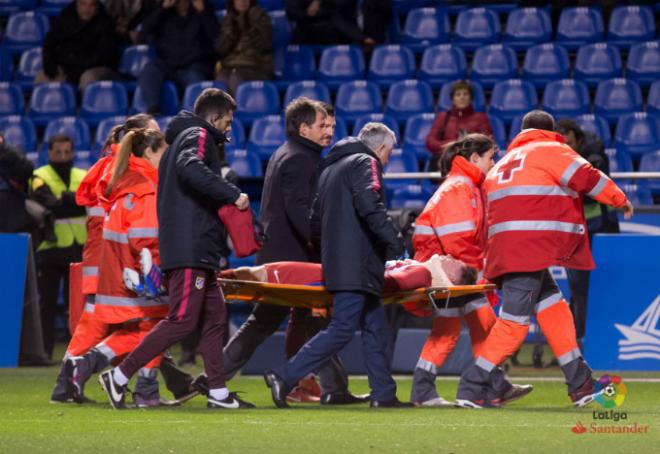 Los camilleros retiran a Fernando Torres del terreno de juego de Riazor tras el fuerte golpe recibido durante el Deportivo-Atlético (Foto: LaLiga).