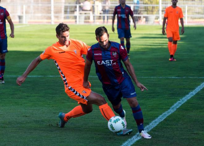 Gabri Izquier en acción. (Foto: Jorge Ramírez / Levante UD)