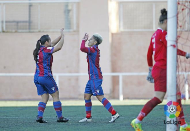 Charlyn Corral y Marijose, del Levante, celebran un gol en el partido frente al Granadilla (Foto: LaLiga).