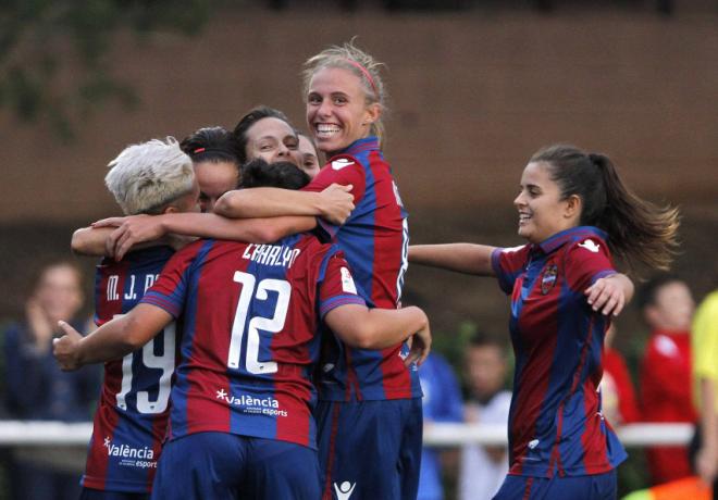 El Levante Femenino celebra un gol.