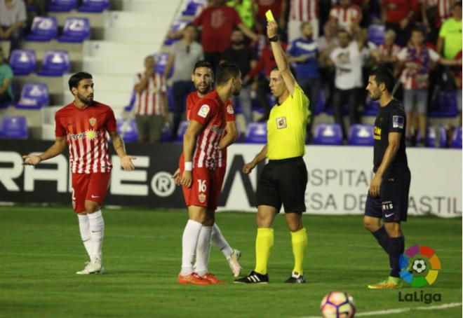 Pérez Pallás, arbitrando el UCAM Murcia-Almería (Foto: LaLiga).