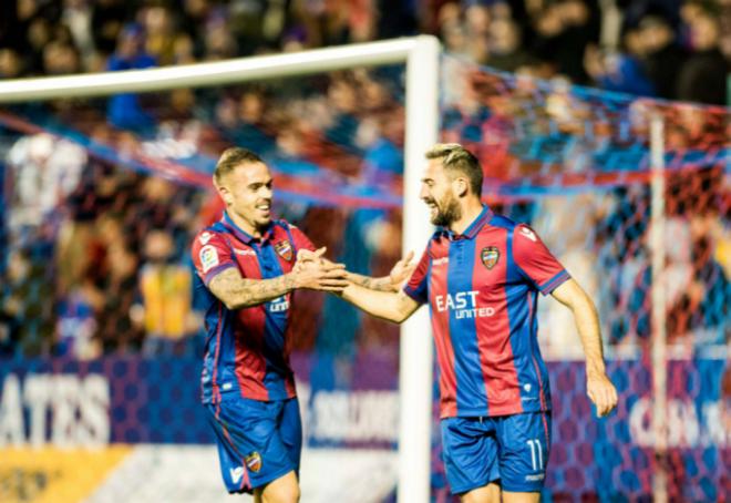 Morales y Roger celebran uno de los goles que marcaron en el partido entre el Levante UD y el Nàstic de la pasada temporada.