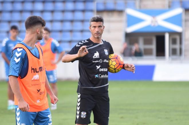 Martí dirige un entrenamiento del Tenerife.