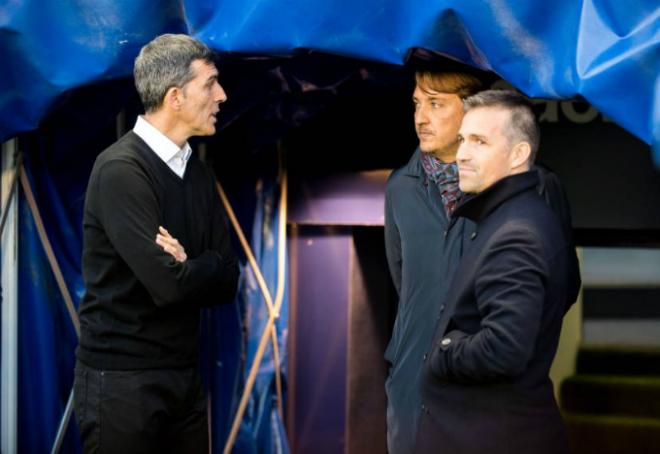 Muñiz, Quico Catalán y Tito conversan antes de un partido del Levante UD.