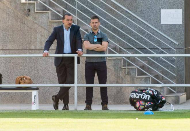 Tito, director deportivo del Levante UD, junto a Quico Catalán en un entrenamiento.
