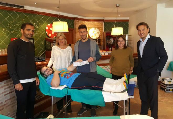 Verza, Casadesús y Quico Catalán, durante la jornada de donación de sangre en el campo del Levante UD