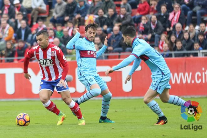 Jason busca el balón ante el Girona. (Foto: LFP).