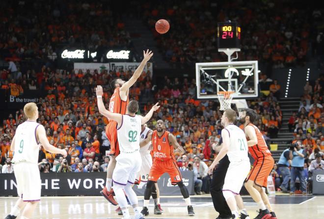 La afición llevó en volandas al Valencia Basket hacia el título. (Foto: David González)