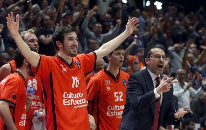 Pedro Martínez en el banquillo.